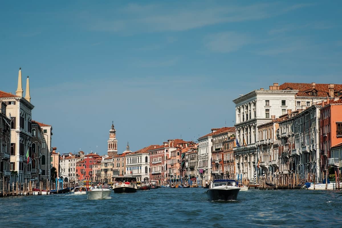 Weißes Boot in der Mitte des Canal Grande in Venedig Italien
