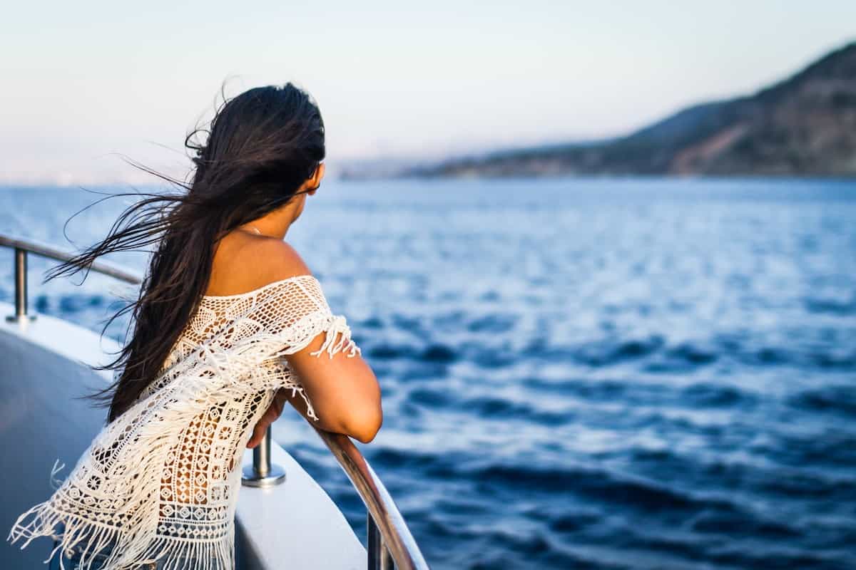 femme sur un bateau de croisière en direction de florence