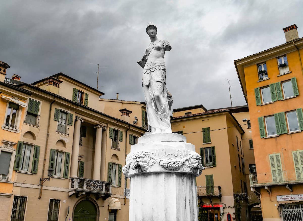 Standbeeld van de mens in Brescia Italië