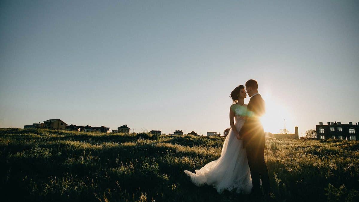 булка и младоженец след сватбата си на зелена поляна в Италия
